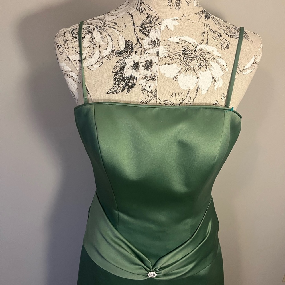 Elegant Green Satin Dress Size 2 - Picture 2 of 14